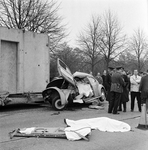 126452 Afbeelding van een auto die achterop een stilstaande vrachtauto is gereden op de Rijksweg 22 te Utrecht.N.B. Bij ...